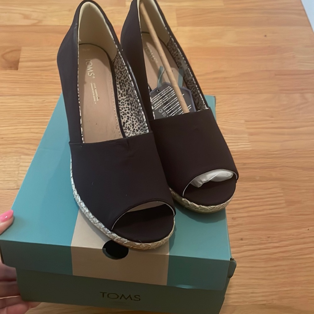 NIB Toms black wedges